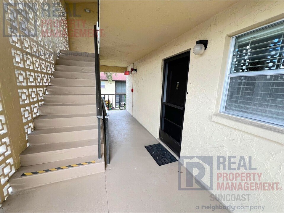 2280 Stickney Point Rd in Sarasota, FL - Building Photo