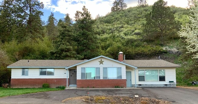 1435 Lakeshore Dr in Klamath Falls, OR - Building Photo - Building Photo