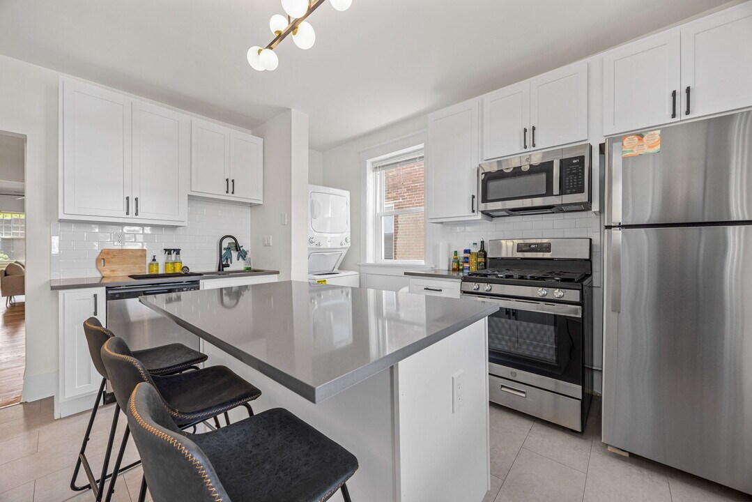 721-725 Interdrive - Now Leasing for 2026/27 in University City, MO - Foto de edificio