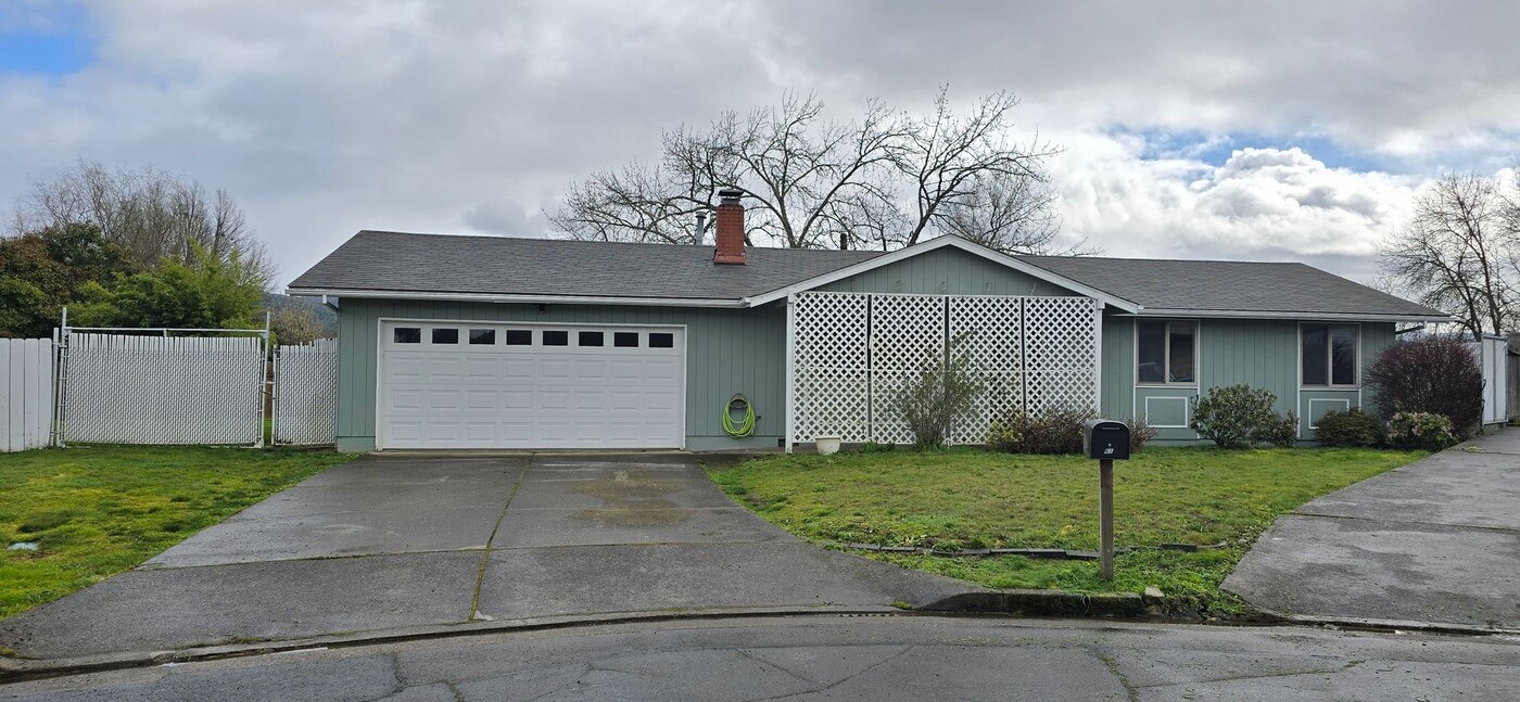 61 Carmel Ct in Roseburg, OR - Building Photo