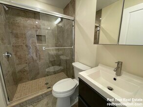 1028a Commonwealth Ave, Unit 304 in Boston, MA - Foto de edificio - Building Photo