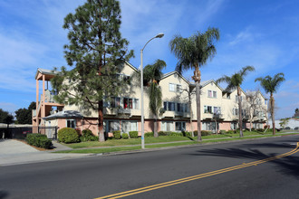 South Broadway Apartments in Santa Ana, CA - Foto de edificio - Building Photo