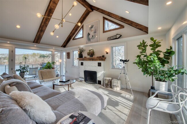 57 Big Fresh Pond Rd in Southampton, NY - Building Photo - Building Photo