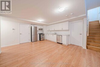 137 Terry Fox Dr in Barrie, ON - Building Photo - Building Photo