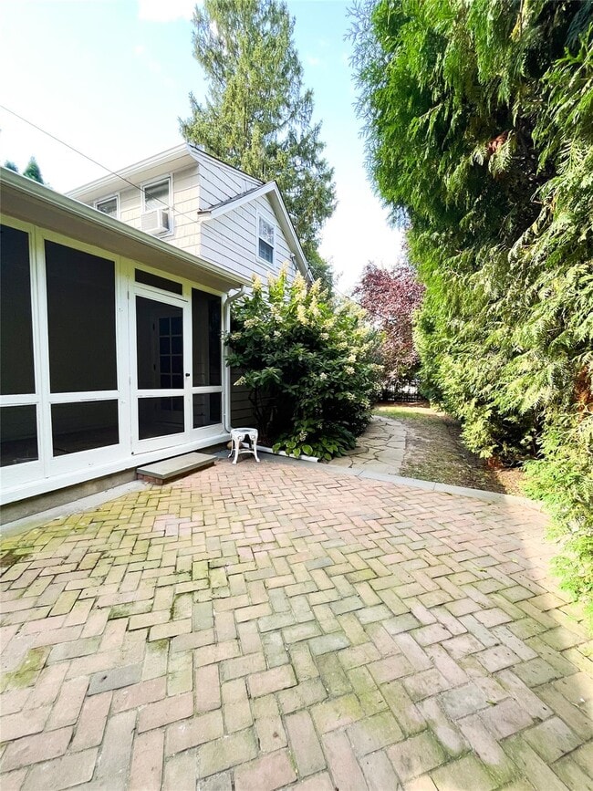 114 Harbor Hill Rd in Roslyn Heights, NY - Building Photo - Building Photo