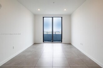 218 NW 8th St in Miami, FL - Building Photo - Building Photo