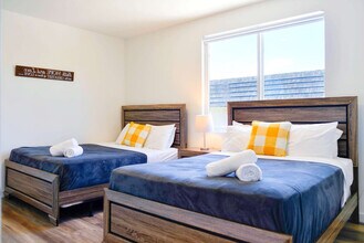 171 NW 158th St in Miami, FL - Foto de edificio - Building Photo