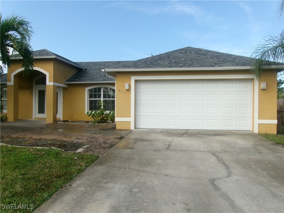 634 SE 9th Ave in Cape Coral, FL - Building Photo