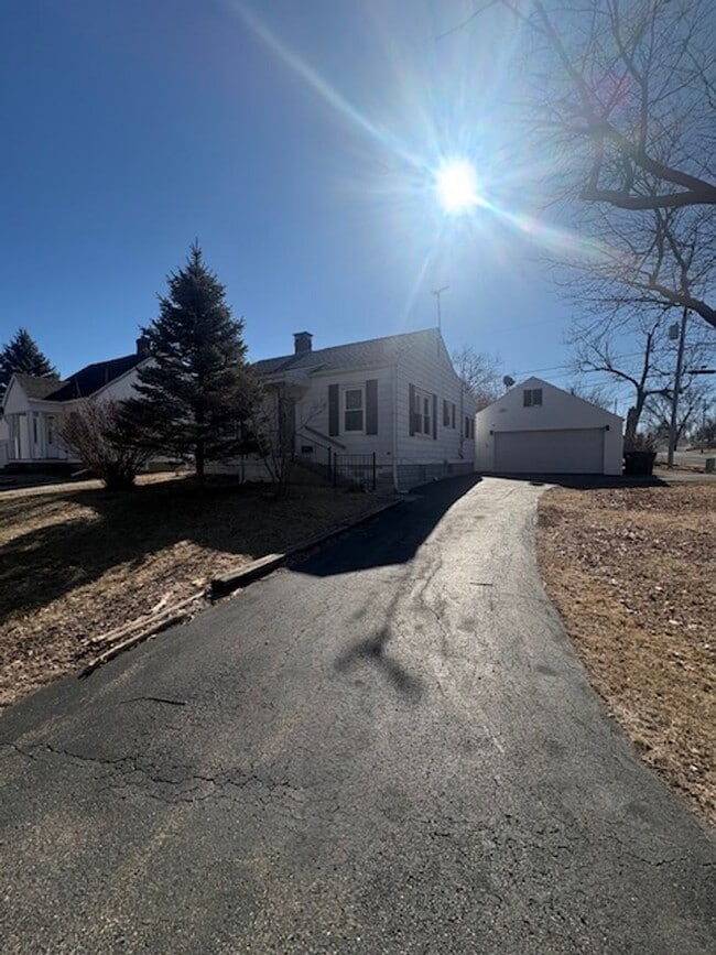 property at 2050 W Wilson Ave