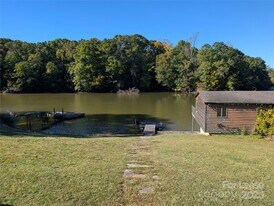 155 Hamptons Cove Rd in Troutman, NC - Building Photo