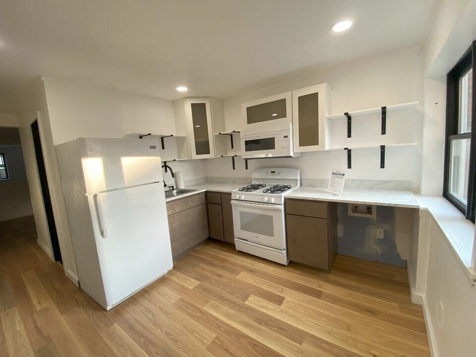 211 9th St in Troy, NY - Building Photo