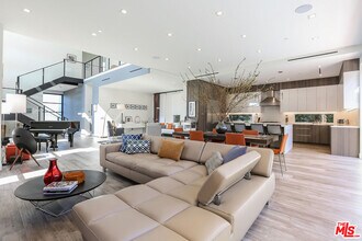 912 N Crescent Heights Blvd in Los Angeles, CA - Building Photo - Building Photo