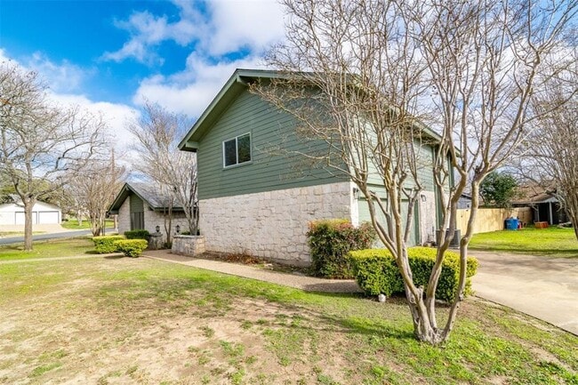 7001 Whispering Creek Dr in Austin, TX - Foto de edificio - Building Photo