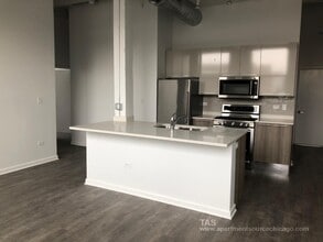 930 W Dakin St, Unit 205 in Chicago, IL - Building Photo - Building Photo