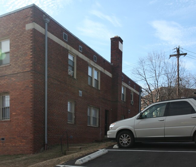 University Apartments in Washington, DC - Foto de edificio - Building Photo
