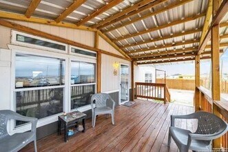 70 Gallinas Crk Rd in Pleasanton, TX - Foto de edificio - Building Photo