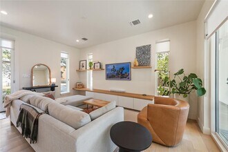 1300 Perez St in Austin, TX - Building Photo - Building Photo