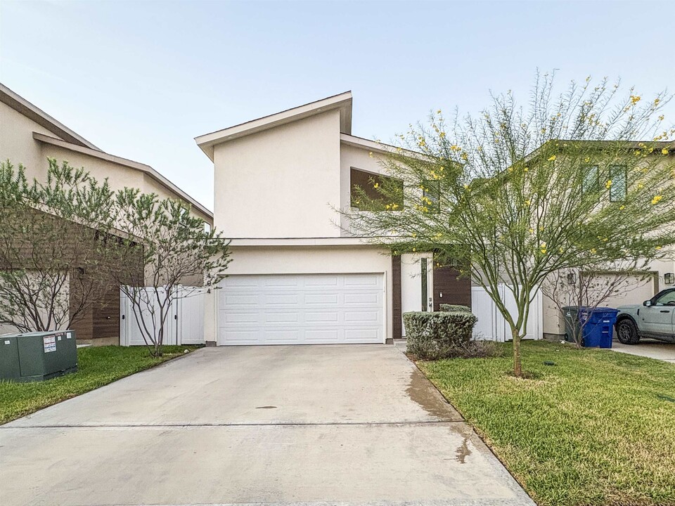 404 Deer Path Lp in Laredo, TX - Building Photo