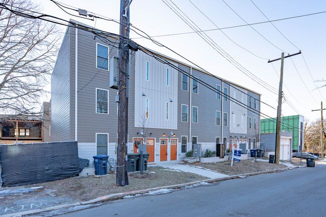 2503 Burns St in Washington, DC - Foto de edificio - Building Photo