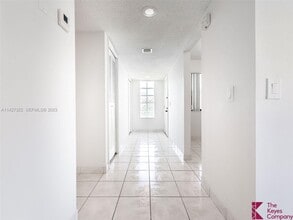 357 Lakeview Dr, Unit 201 in Weston, FL - Building Photo - Building Photo