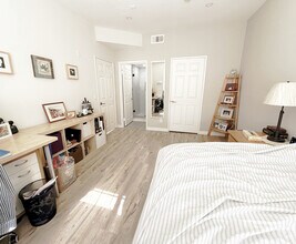 5051 Rosewood Ave, Unit 208 in Los Angeles, CA - Foto de edificio - Building Photo