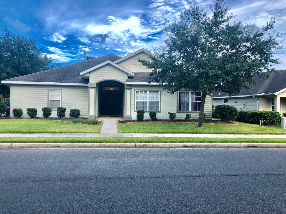 4955 NW 21st St in Gainesville, FL - Foto de edificio