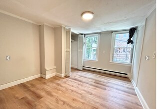 7 Warwick St, Unit 1 in Boston, MA - Foto de edificio - Building Photo