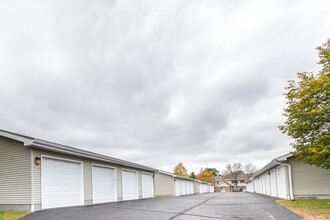 Hickory Drive and Pinecrest Apartments in Plover, WI - Foto de edificio - Building Photo