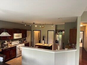 1049 Parkhill Cir in Aurora, IL - Foto de edificio - Building Photo