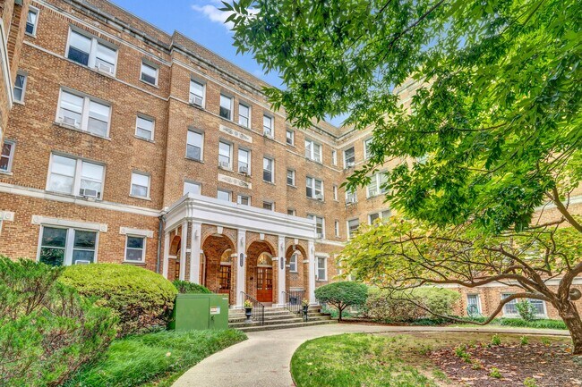 1820 Clydesdale Pl NW in Washington, DC - Building Photo - Building Photo