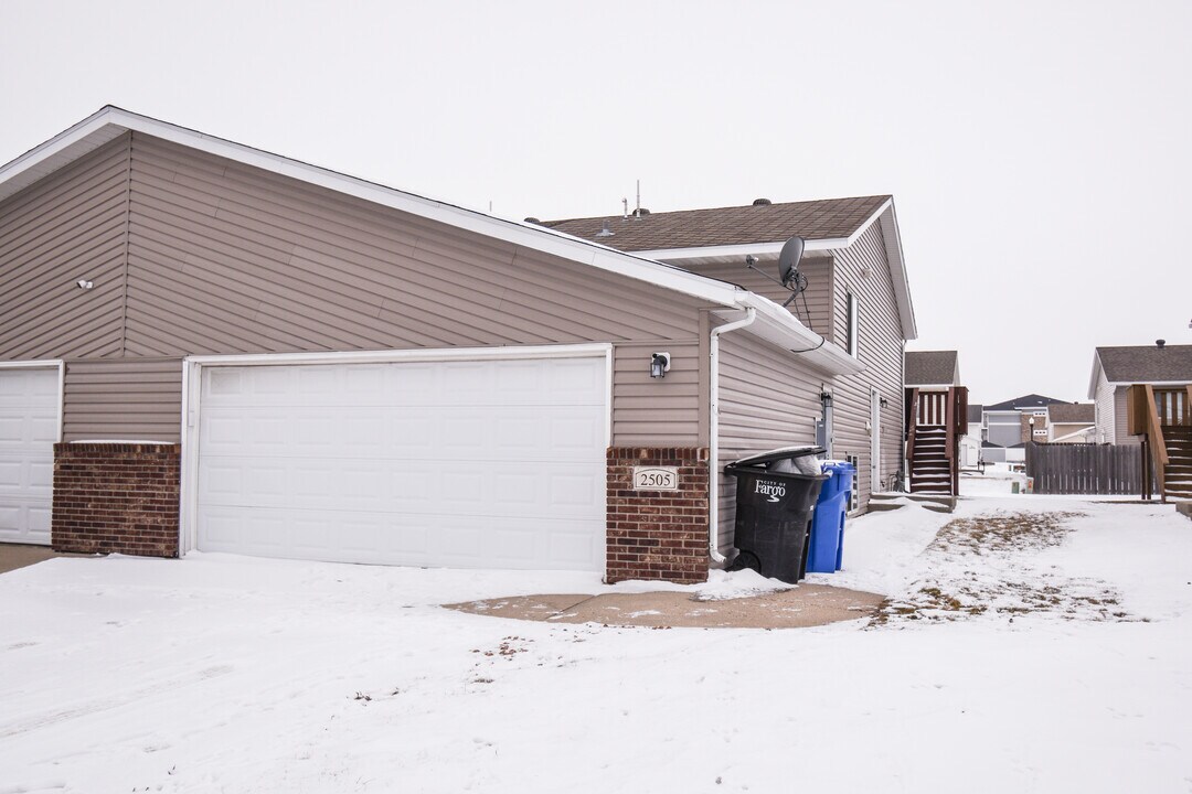 2505 Amber Valley Ct S in Fargo, ND - Foto de edificio