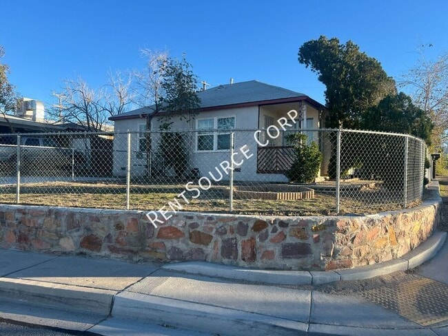 1040 Flora St in Barstow, CA - Building Photo - Building Photo