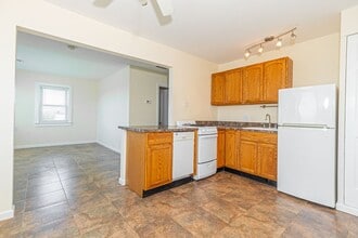 14 Lee Pl in Amityville, NY - Building Photo - Building Photo