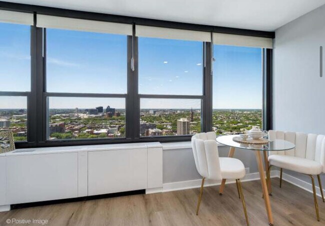 1560 N Sandburg Ter, Unit 2907J in Chicago, IL - Foto de edificio - Building Photo