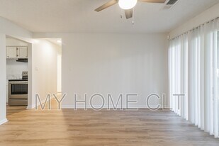 2539 Stockbridge Dr in Charlotte, NC - Building Photo