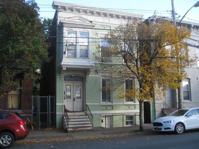 9 Robbins Ave in Troy, NY - Foto de edificio - Building Photo