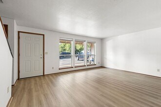 17462 SE 82nd Dr in Clackamas, OR - Building Photo - Building Photo