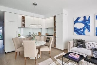 635 W 42nd St, Unit 8-32 in New York, NY - Foto de edificio - Building Photo