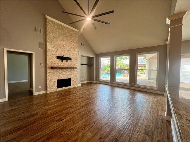 2370 Calypso Ln in League City, TX - Foto de edificio - Building Photo