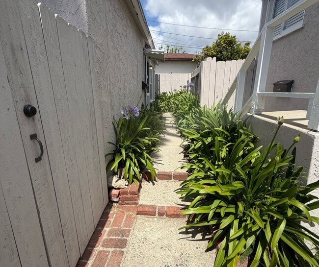 1517 Idaho Ave in Santa Monica, CA - Foto de edificio - Building Photo