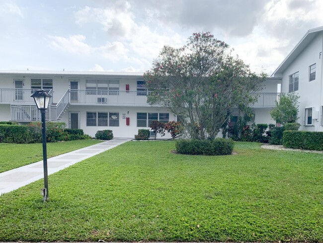 130 Sheffield F in West Palm Beach, FL - Building Photo - Building Photo