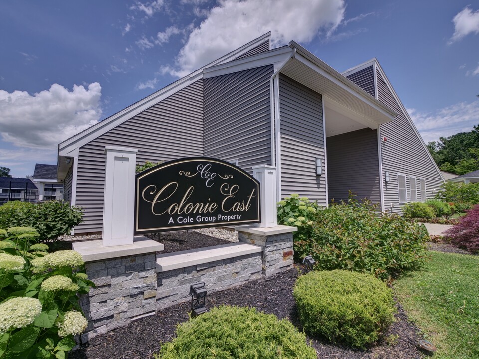 Colonie East Apartments in Latham, NY - Foto de edificio