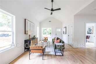 63 Holly Rd NW in Atlanta, GA - Foto de edificio - Building Photo