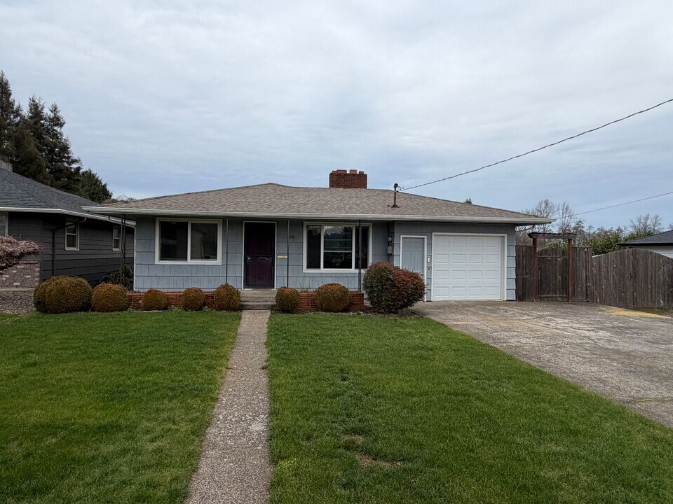 696 SE Miller Ave in Dallas, OR - Building Photo