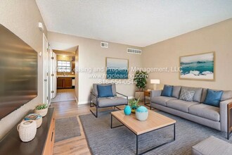228 NW Woods Chapel Rd in Blue Springs, MO - Foto de edificio - Building Photo