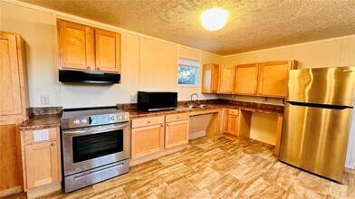 3590 Kaiser Ave in St. Cloud, FL - Foto de edificio - Building Photo