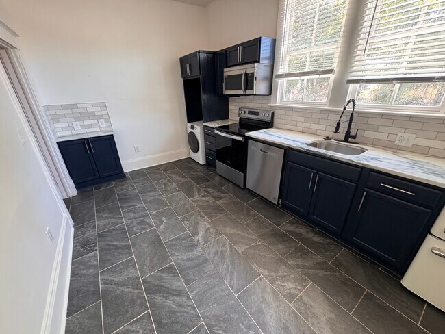 2115 Lincoln St, Unit Upper right 1 br in Savannah, GA - Building Photo - Building Photo
