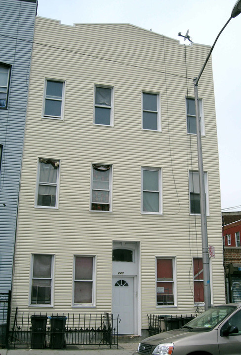 247 Troutman St in Brooklyn, NY - Building Photo