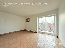 1830 Wyandotte St W in Windsor, ON - Building Photo