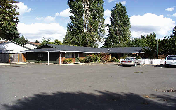 834-838 SE 10th Ave in Hillsboro, OR - Building Photo